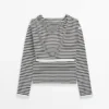 Pull en maille rayée avec détail sur les manches Pull en maille rayée avec détail sur les manches