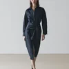 Robe chemise mi-longue avec détail d’écharpe Robe chemise mi-longue avec détail d’écharpe
