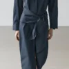 Robe chemise mi-longue avec détail d’écharpe Robe chemise mi-longue avec détail d’écharpe