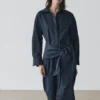 Robe chemise mi-longue avec détail d’écharpe Robe chemise mi-longue avec détail d’écharpe