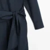 Robe chemise mi-longue avec détail d’écharpe Robe chemise mi-longue avec détail d’écharpe