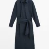 Robe chemise mi-longue avec détail d’écharpe Robe chemise mi-longue avec détail d’écharpe