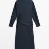 Robe chemise mi-longue avec détail d’écharpe Robe chemise mi-longue avec détail d’écharpe
