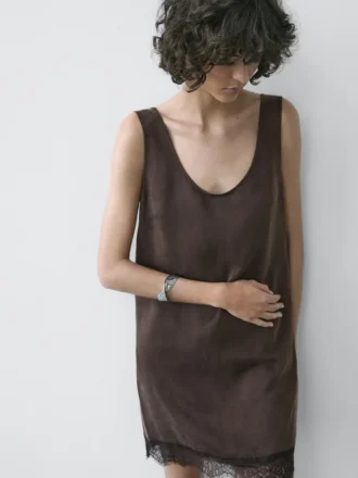 Robe courte fluide avec détails en dentelle