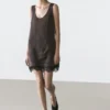 Robe courte fluide avec détails en dentelle Robe courte fluide avec détails en dentelle