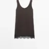 Robe courte fluide avec détails en dentelle Robe courte fluide avec détails en dentelle