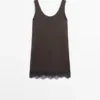 Robe courte fluide avec détails en dentelle Robe courte fluide avec détails en dentelle