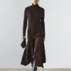 Robe en tricot de laine mélangée avec détails contrastés Robe en tricot de laine mélangée avec détails contrastés