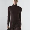 Robe en tricot de laine mélangée avec détails contrastés Robe en tricot de laine mélangée avec détails contrastés
