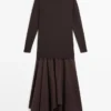 Robe en tricot de laine mélangée avec détails contrastés Robe en tricot de laine mélangée avec détails contrastés