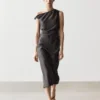 Robe mi-longue avec détail plissé aux épaules