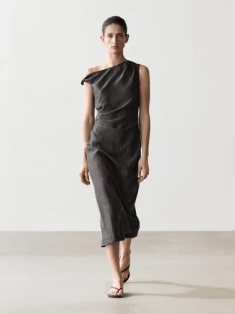 Robe mi-longue avec détail plissé aux épaules