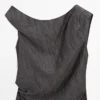 Robe mi-longue avec détail plissé aux épaules
