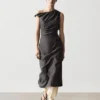 Robe mi-longue avec détail plissé aux épaules