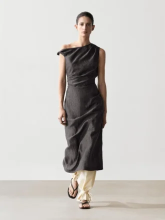 Robe mi-longue avec détail plissé aux épaules