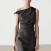 Robe mi-longue avec détail plissé aux épaules