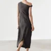 Robe mi-longue avec détail plissé aux épaules