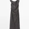 Robe mi-longue avec détail plissé aux épaules