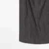 Robe mi-longue avec détail plissé aux épaules