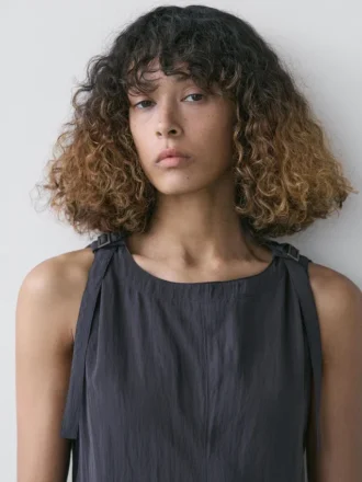 Robe mi-longue fluide avec boucles
