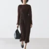 Robe mi-longue fluide avec détails froncés