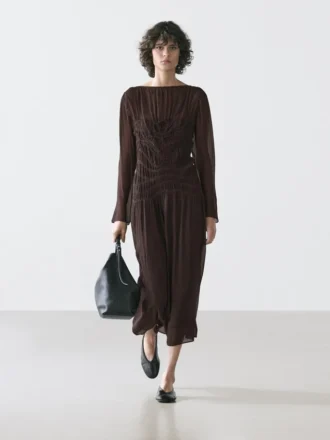 Robe mi-longue fluide avec détails froncés