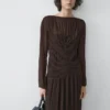 Robe mi-longue fluide avec détails froncés