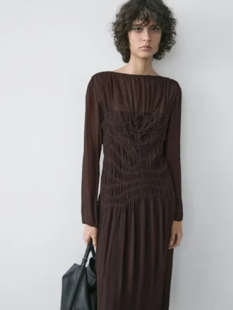 Robe mi-longue fluide avec détails froncés