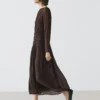 Robe mi-longue fluide avec détails froncés
