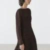 Robe mi-longue fluide avec détails froncés