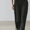 Robe midi en maille avec détails contrastés Robe midi en maille avec détails contrastés