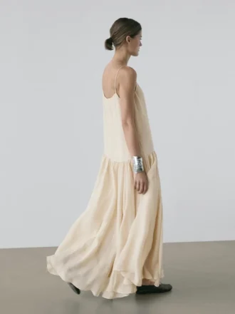 Robe midi fluide avec détails plissés