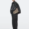 Sac en cuir refendu avec clous décoratifs