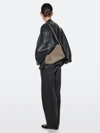 Sac en cuir refendu avec clous décoratifs