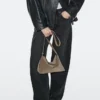 Sac en cuir refendu avec clous décoratifs