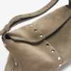 Sac en cuir refendu avec clous décoratifs