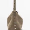 Sac en cuir refendu avec clous décoratifs