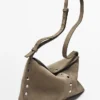 Sac en cuir refendu avec clous décoratifs