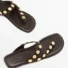 Sandales en cuir refendu avec clous Sandales en cuir refendu avec clous