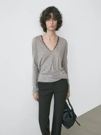 T-shirt à col en V avec détail en dentelle